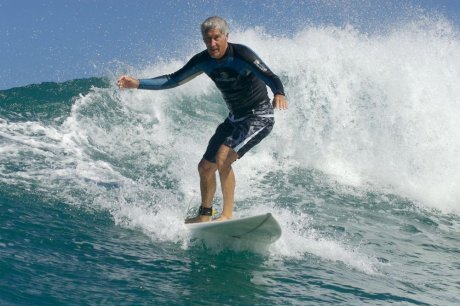 Joël de Rosnay n’a jamais arrêté de danser sur les vagues et se prépare minutieusement pour le surf, sa respiration.
